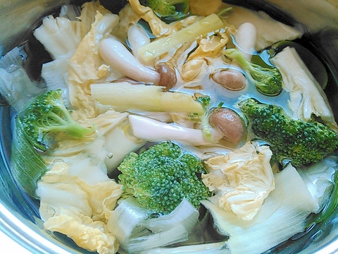 白菜ネギしめじブロッコリーのあっさりスープ